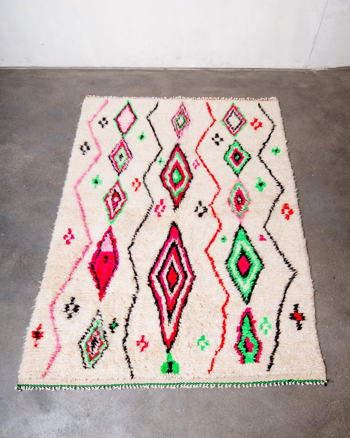 Modern designer handcrafted Berber rug from Morocco. Azilal rug with beautiful colours and patterns. Made of sheep’s wool and colourful cotton.